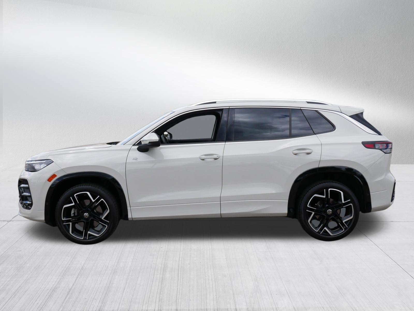 Certified 2025 Volkswagen Tiguan SEL R-Line AWD/4WD image 4