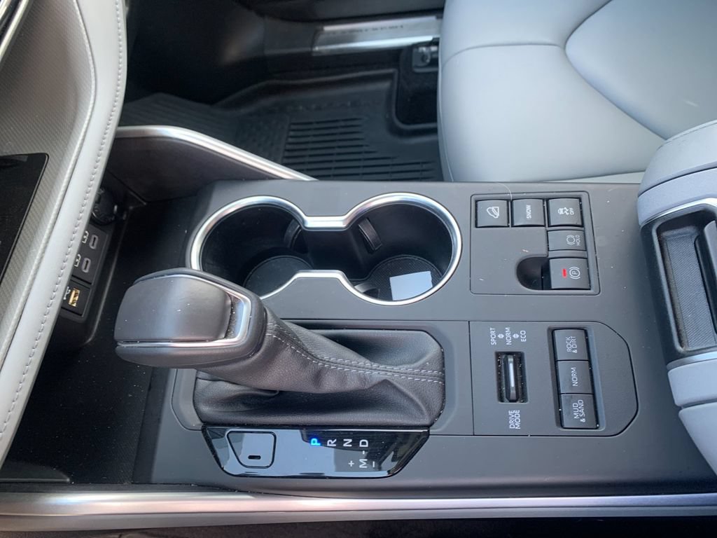 Used 2024 Toyota Highlander XLE AWD/4WD image 24