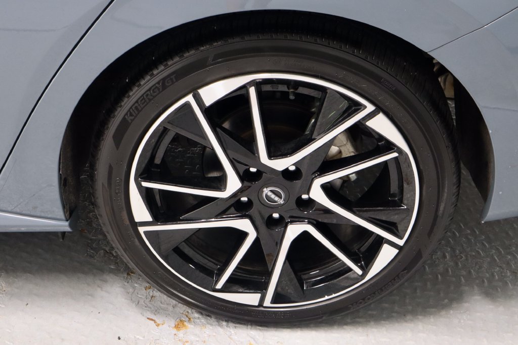 Certified 2025 Nissan Sentra SR FWD image 19