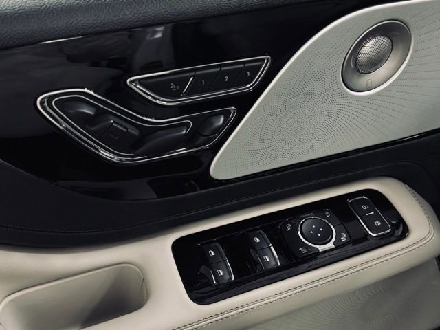 Used 2025 Lincoln Aviator Reserve w/ Equipment Group 201A image 14