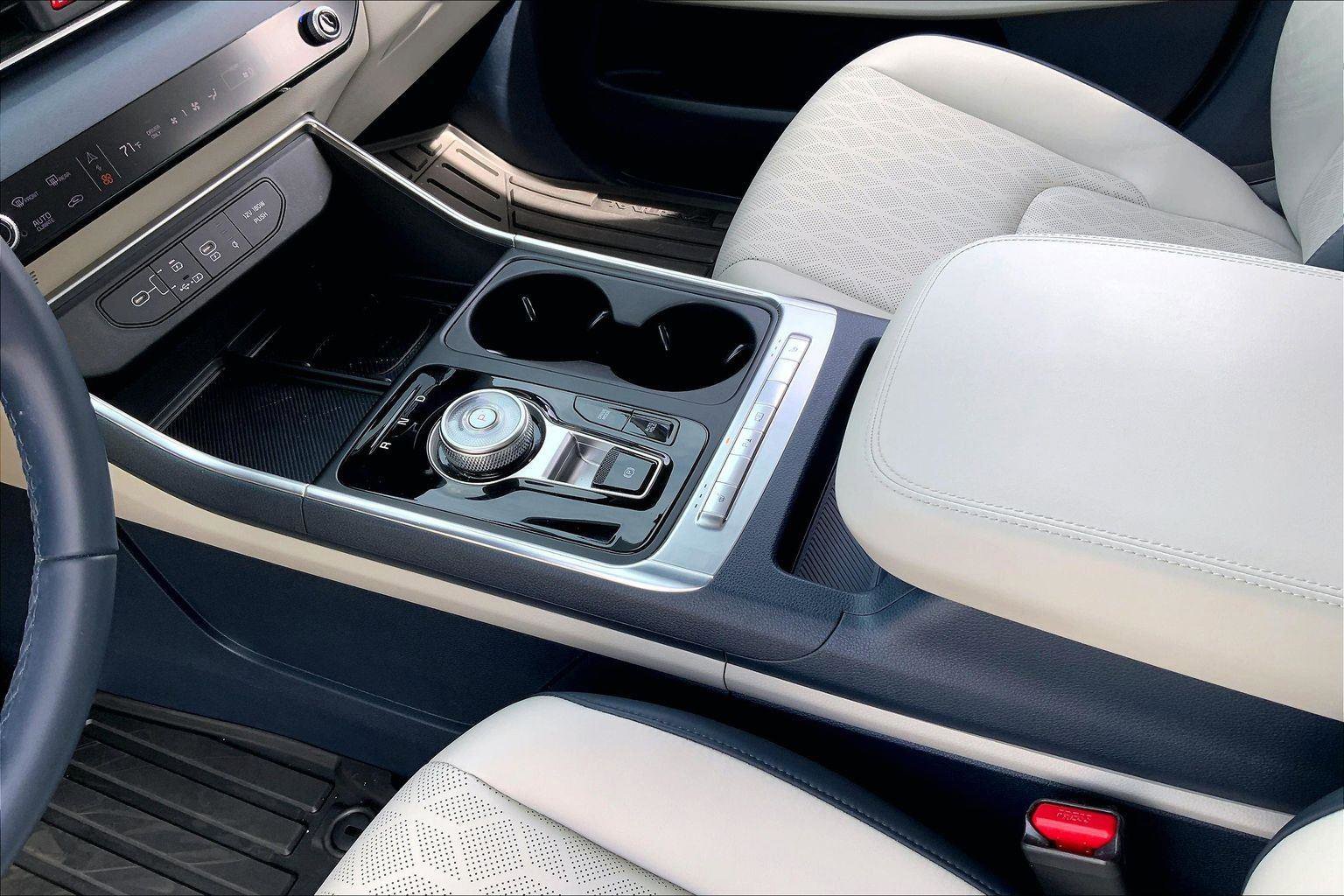 Used 2025 Kia Carnival EX image 9