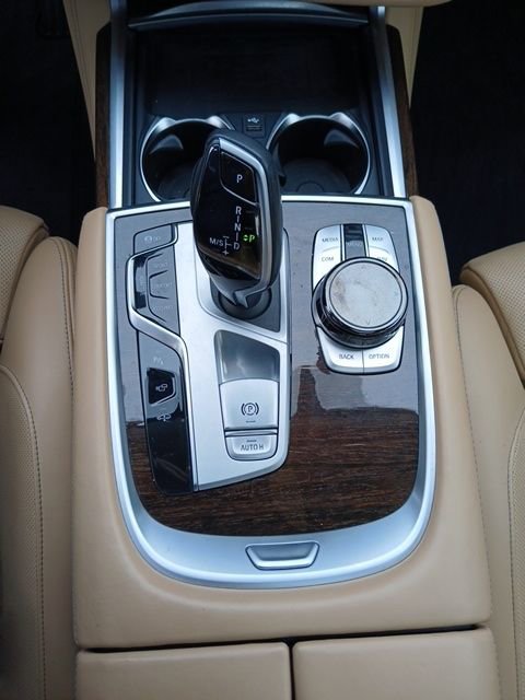 Used 2022 BMW 740i w/ Premium Package image 21