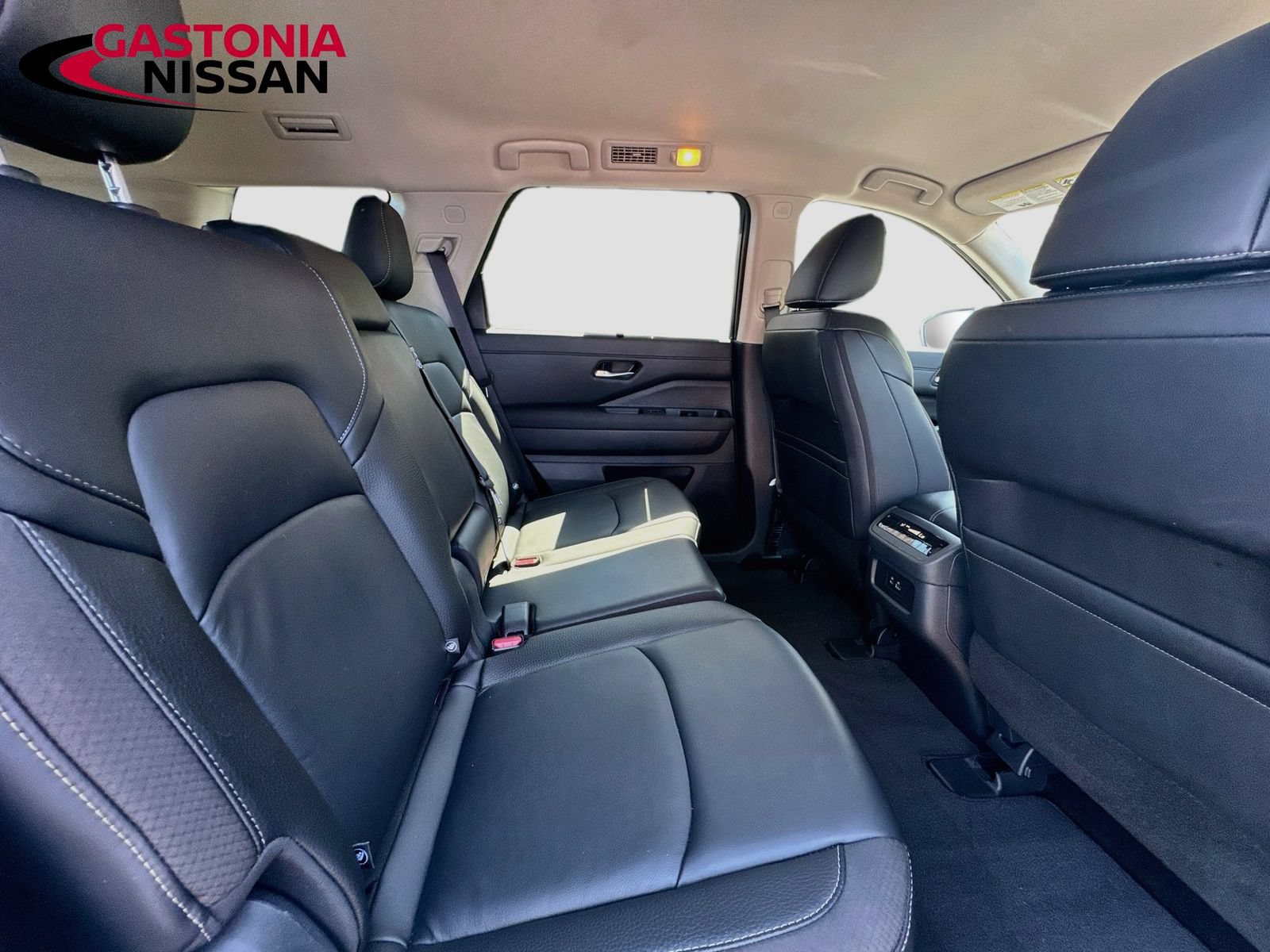 Used 2025 Nissan Pathfinder SL w/ Black Appearance Package FWD image 38