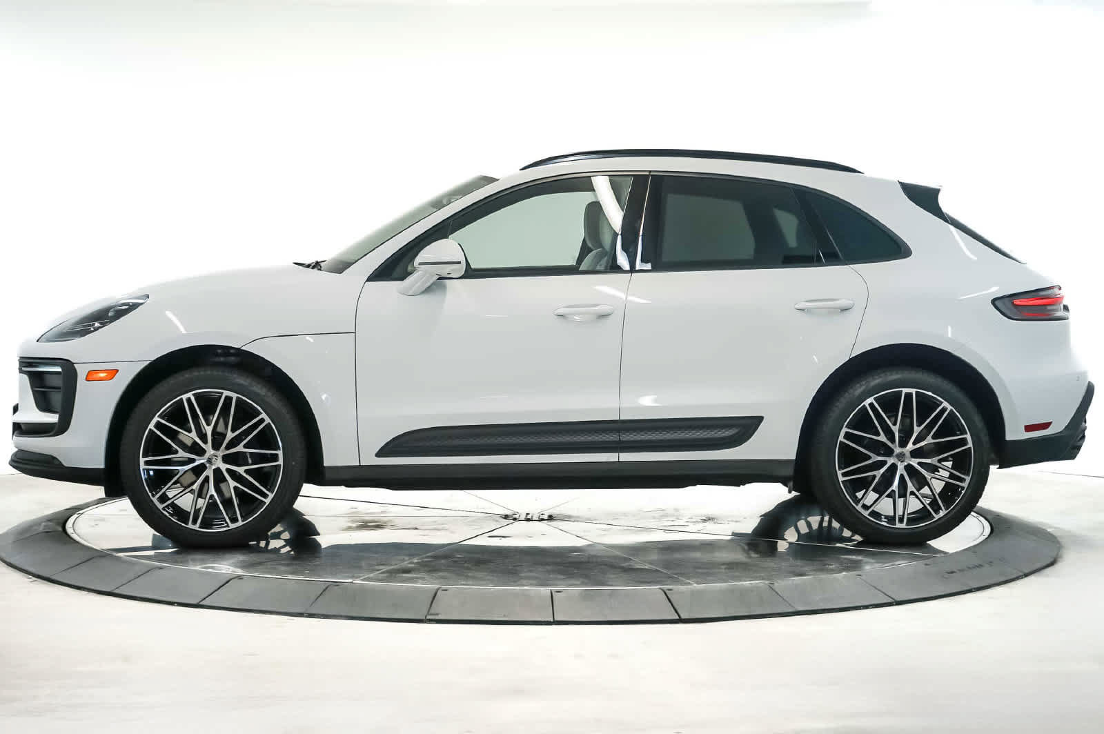 Certified 2026 Porsche Macan AWD/4WD image 2