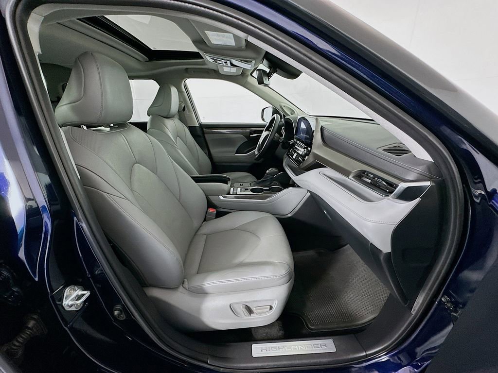 Used 2020 Toyota Highlander Limited image 29