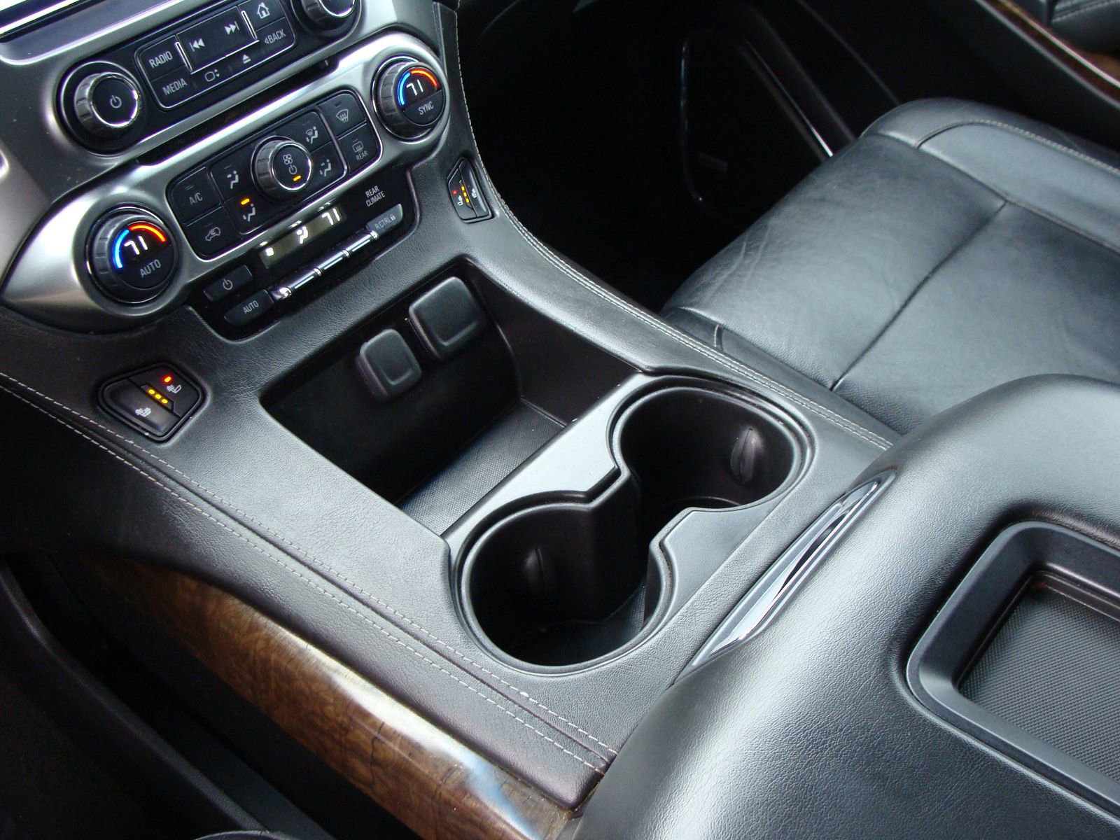 Used 2016 Chevrolet Suburban LT image 17