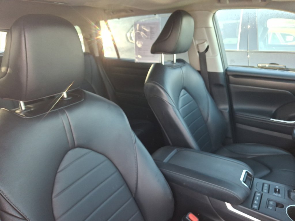 Used 2022 Toyota Highlander XLE AWD/4WD image 12