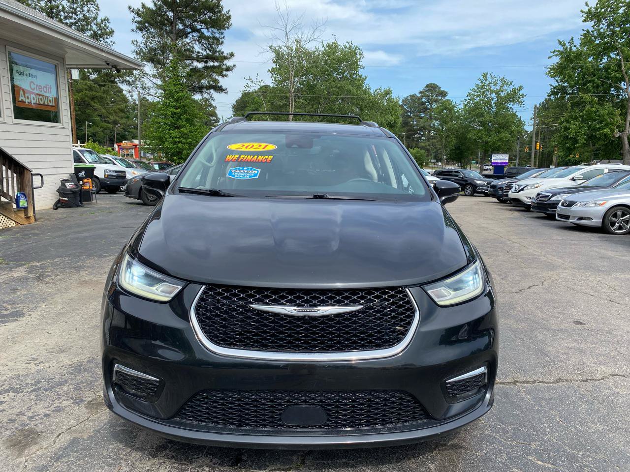 Used 2021 Chrysler Pacifica Touring-L FWD image 3