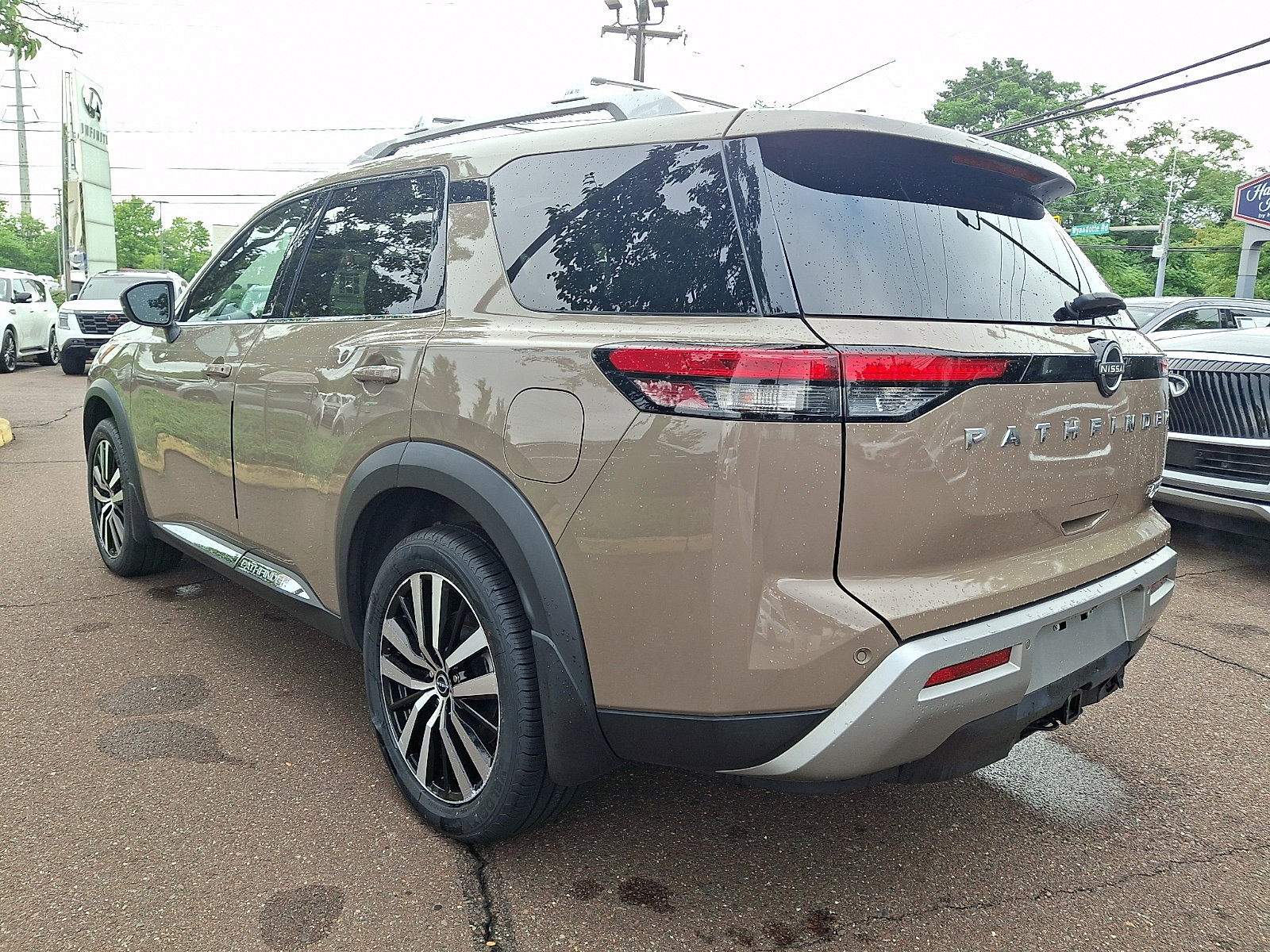 Used 2024 Nissan Pathfinder Platinum AWD/4WD image 4
