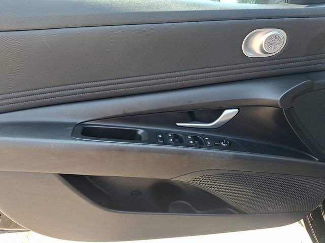 Used 2023 Hyundai Elantra SEL w/ Convenience Package FWD image 12