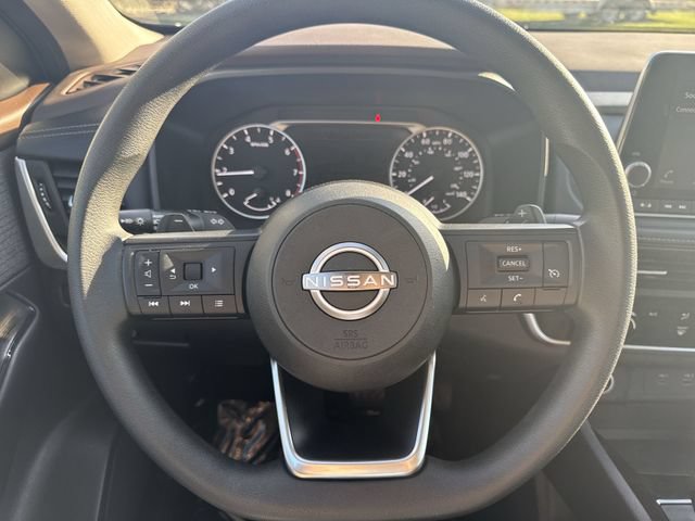 Used 2023 Nissan Rogue S AWD/4WD image 13