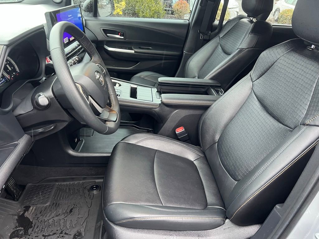 Used 2025 Toyota Sienna XLE Woodland Edition image 13