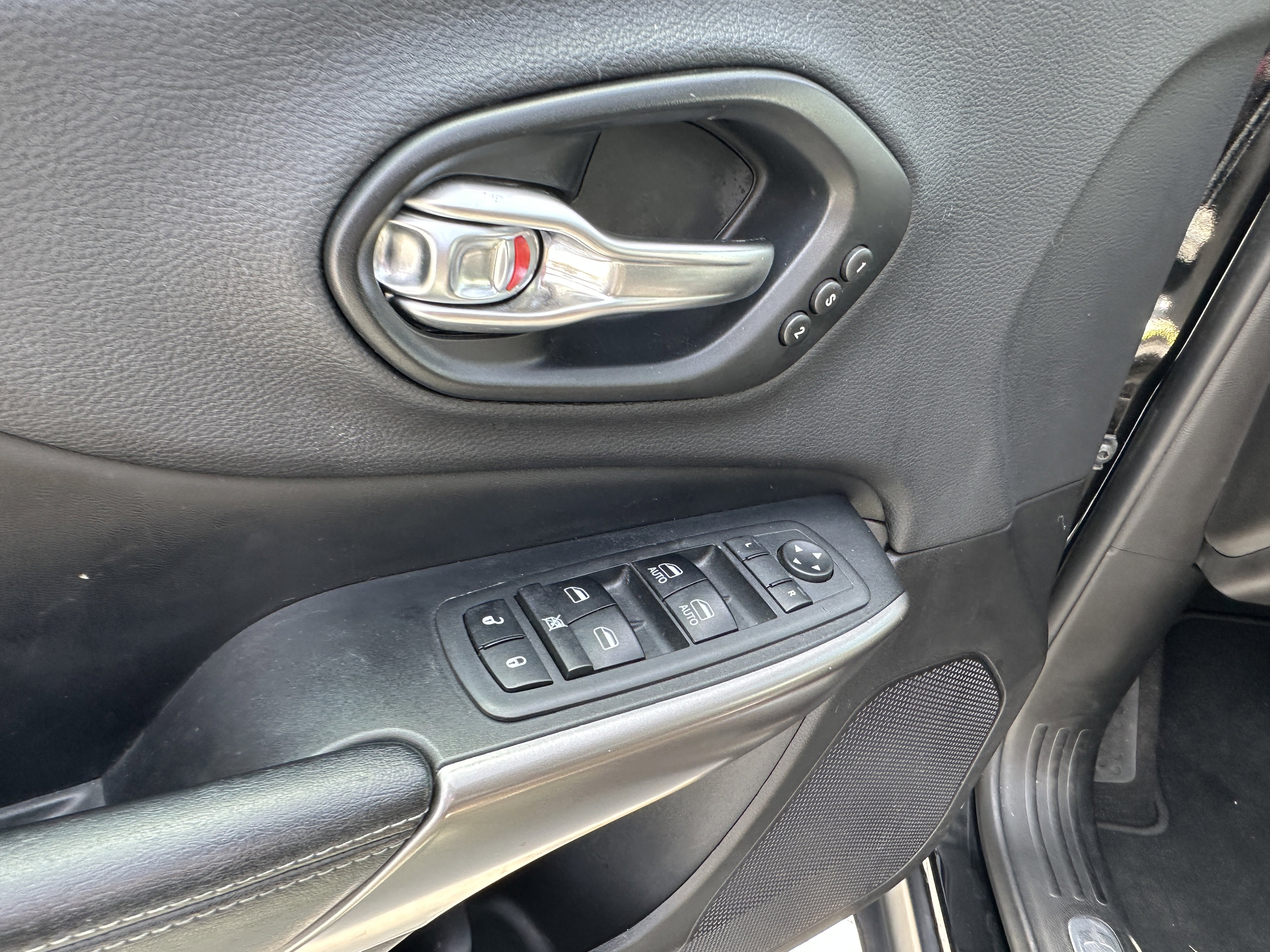 Used 2019 Jeep Cherokee Limited AWD/4WD image 25