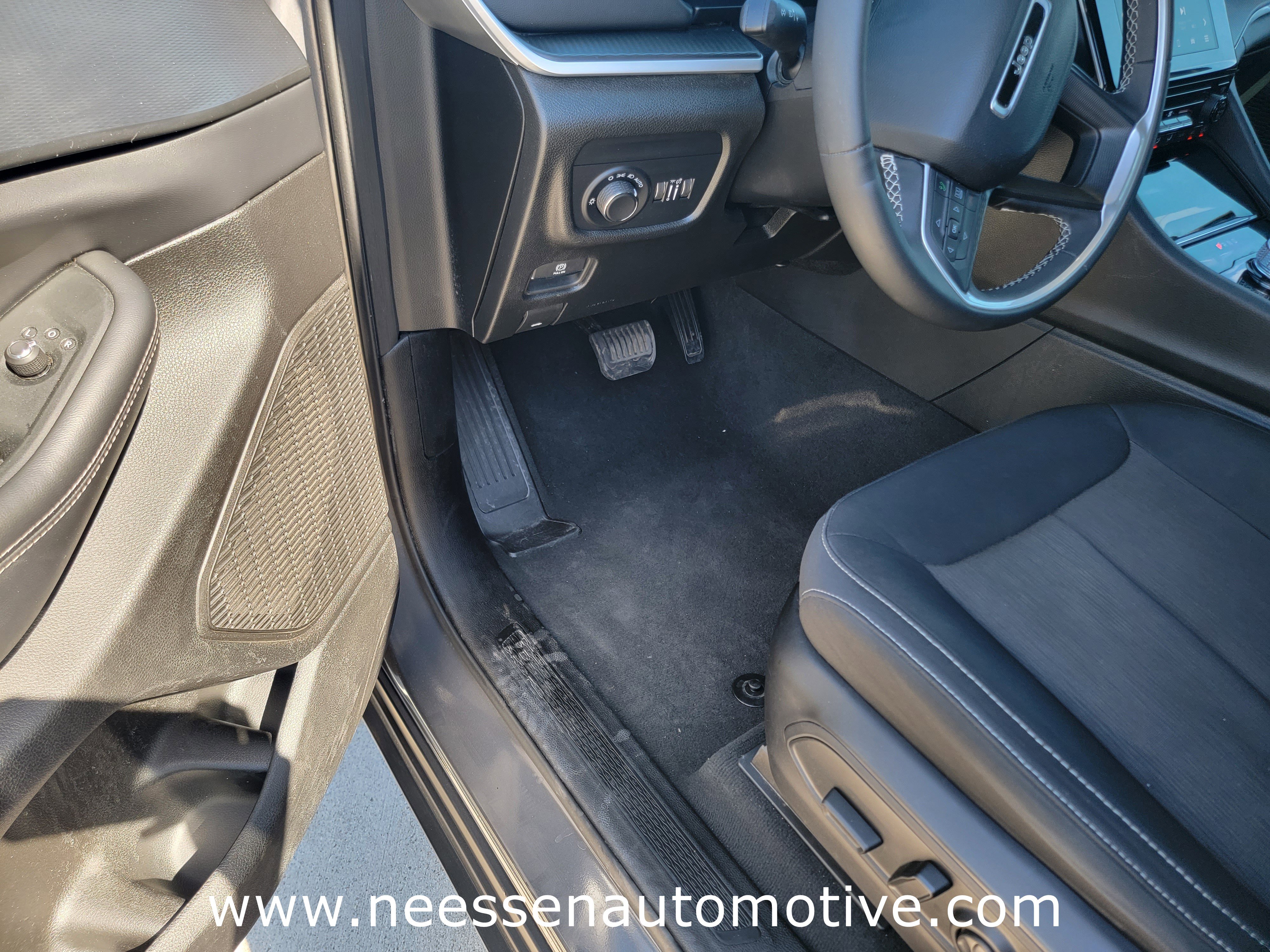 Used 2025 Jeep Grand Cherokee Laredo image 14