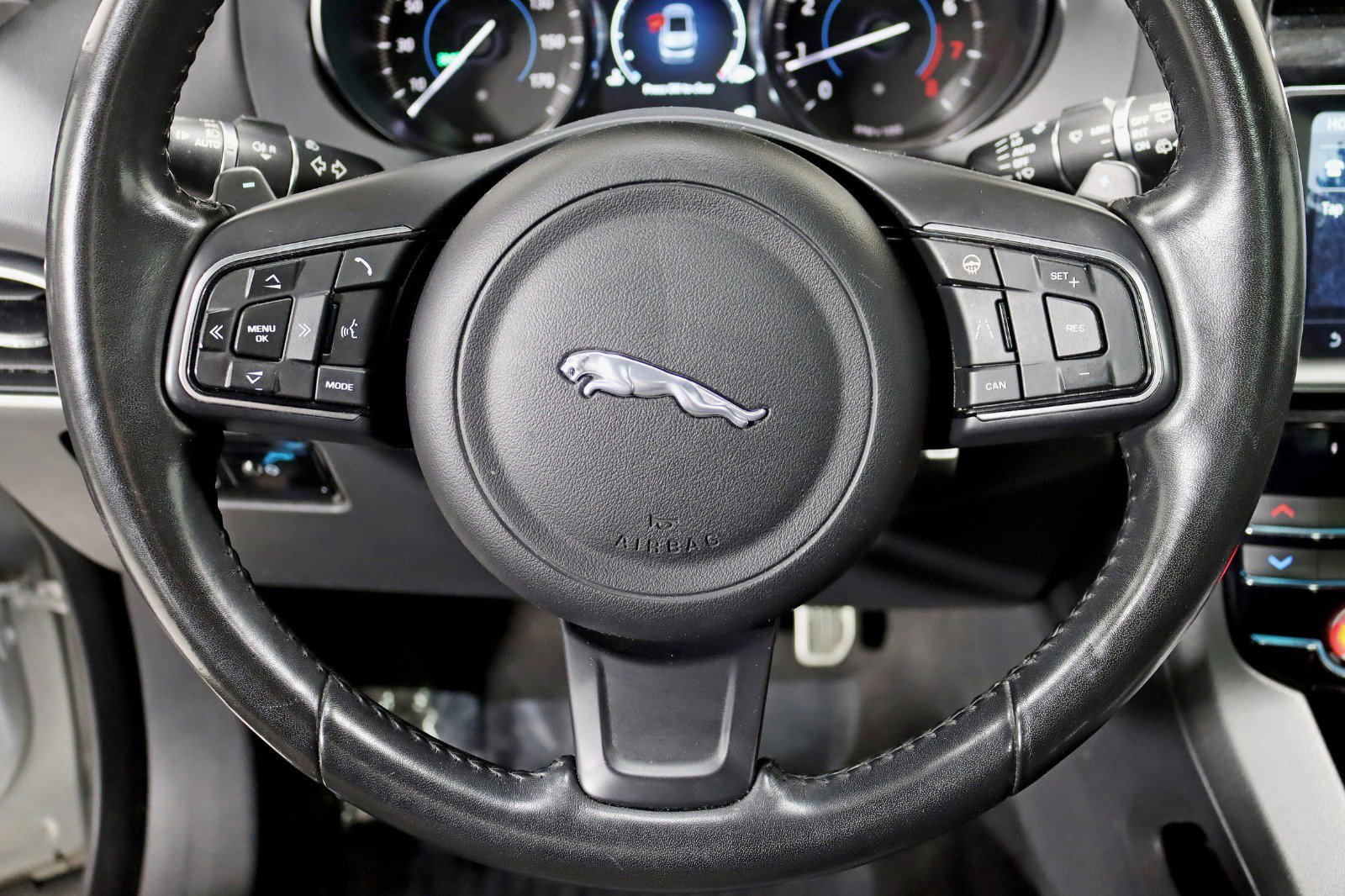 Used 2019 Jaguar F-PACE Premium image 16