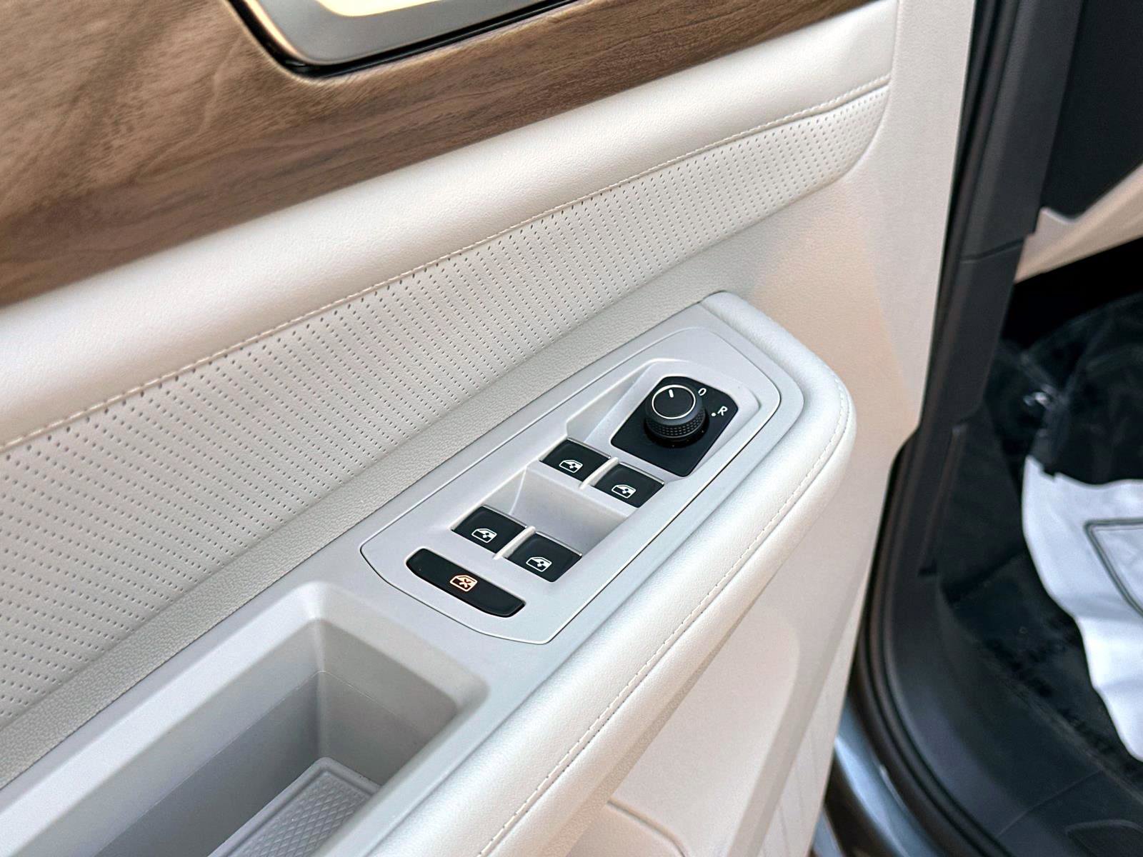 Certified 2025 Volkswagen Atlas SE image 49