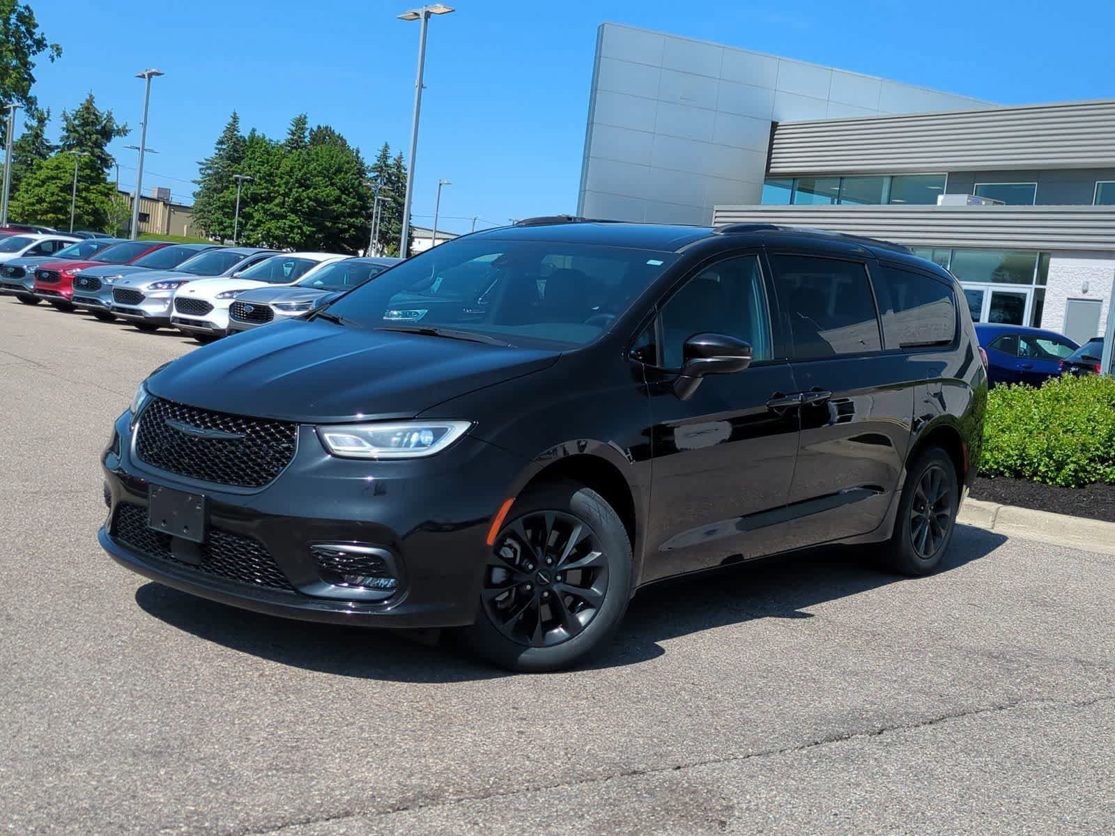 Used 2021 Chrysler Pacifica Touring-L w/ Uconnect Theater Family Group AWD/4WD video 1