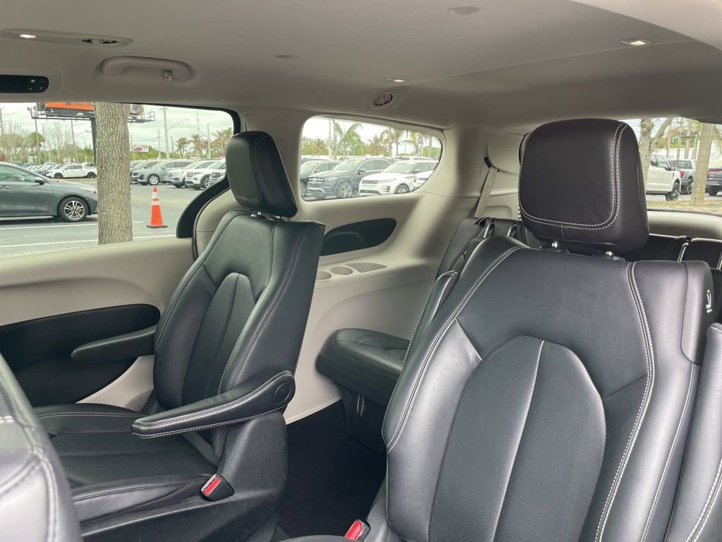 Used 2024 Chrysler Pacifica Select image 12