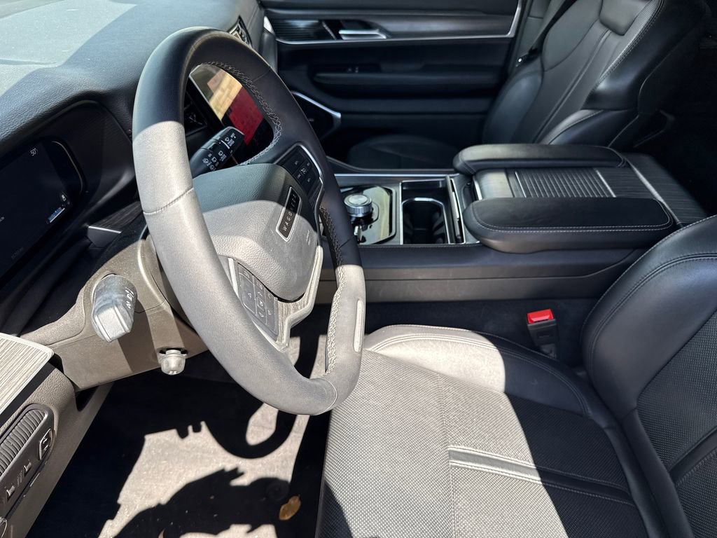 Used 2024 Jeep Wagoneer Series II w/ Flexible Seating Group image 19