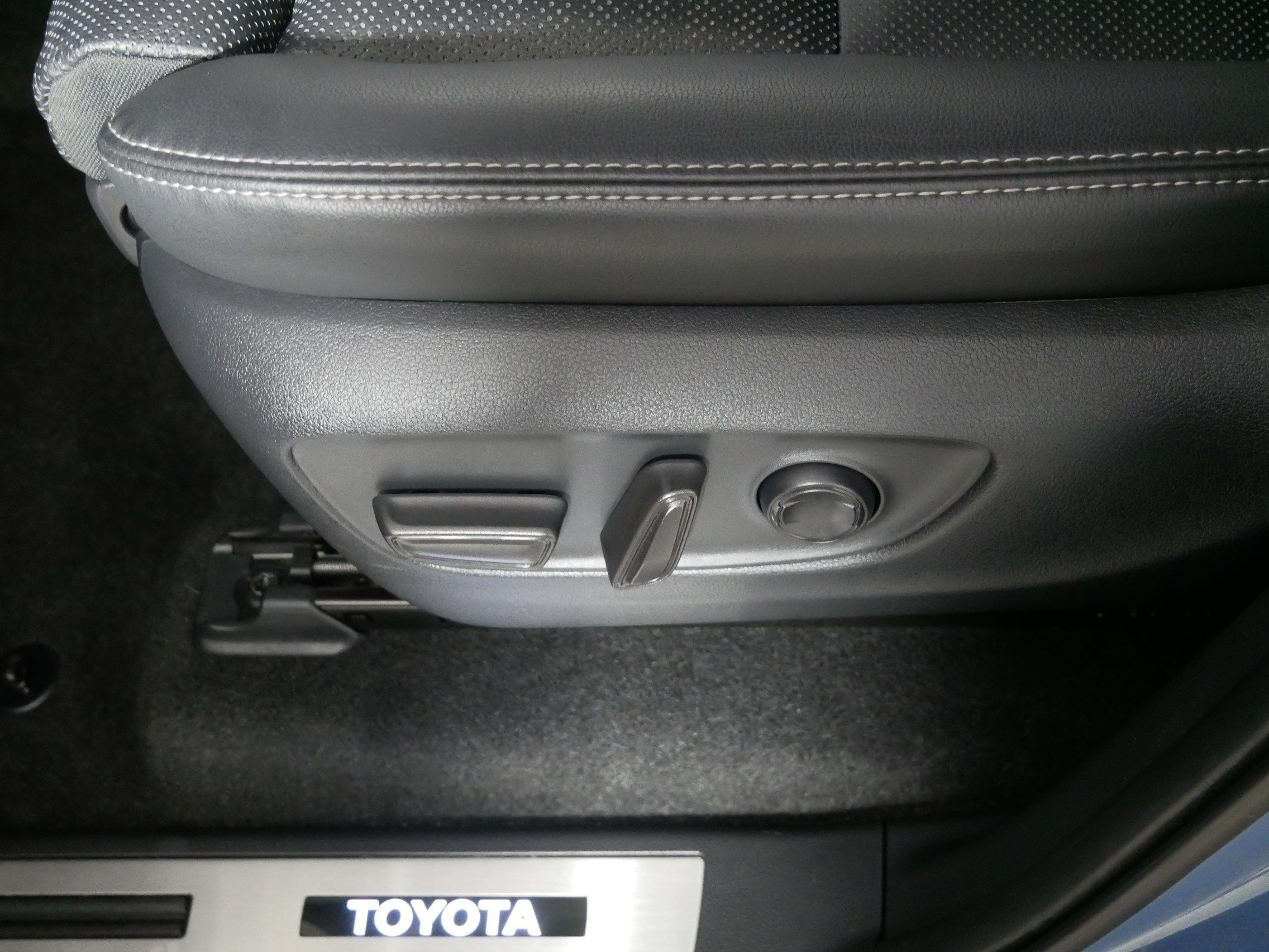 Used 2026 Toyota Land Cruiser w/ Premium Package AWD/4WD image 20