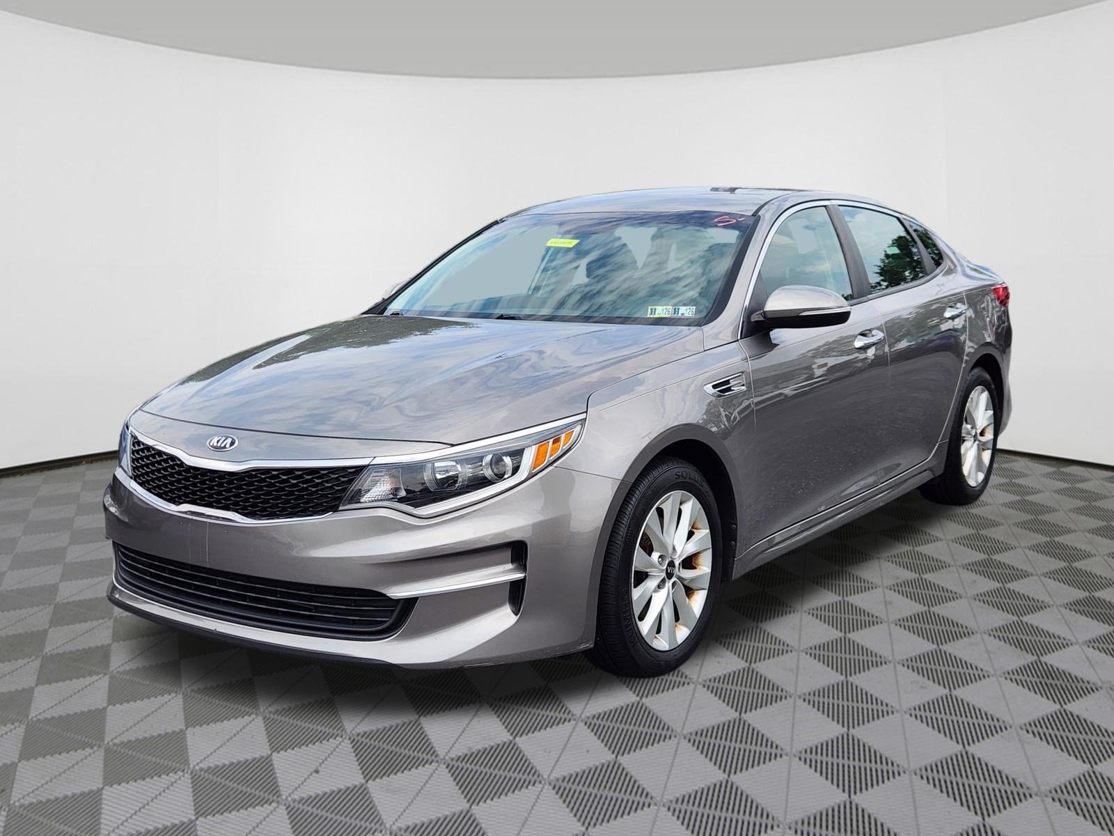 Used 2018 Kia Optima LX w/ 17" Alloy Wheels Package FWD image 2