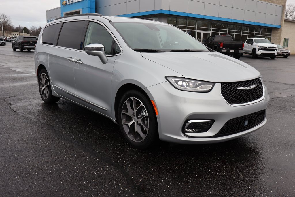 Used 2022 Chrysler Pacifica Limited image 2