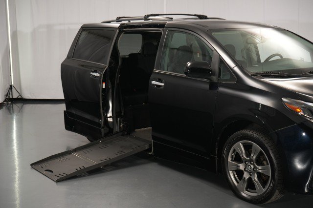 Used 2020 Toyota Sienna SE FWD image 10