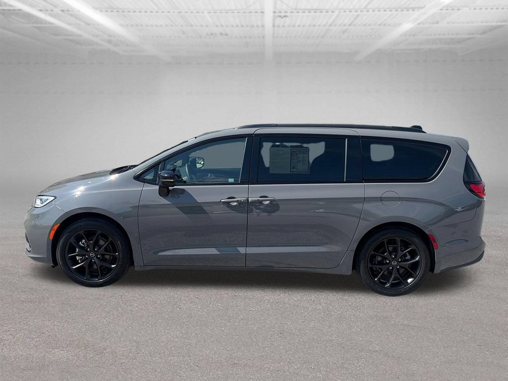 Used 2025 Chrysler Pacifica Limited FWD image 3