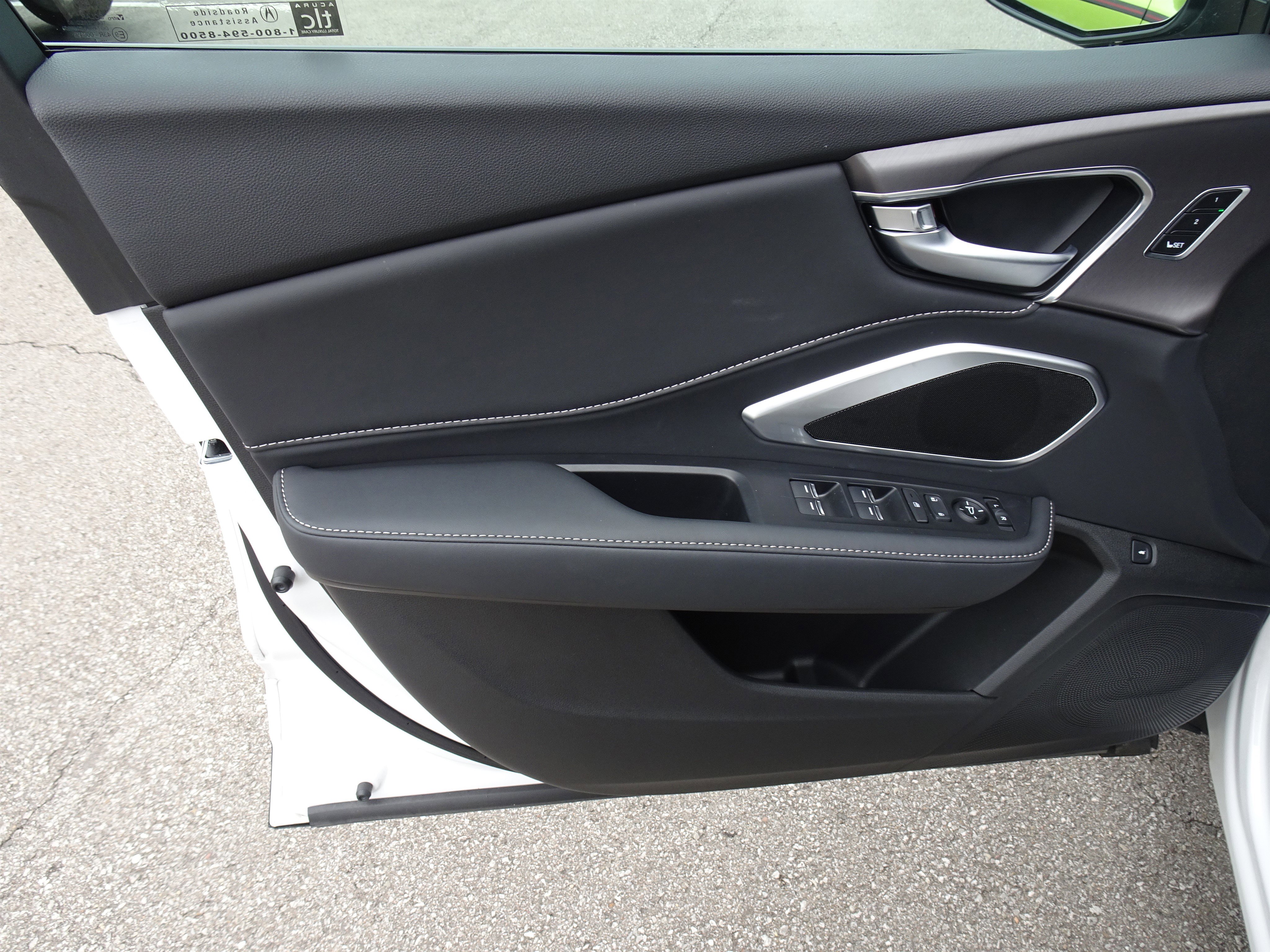 Used 2025 Acura RDX SH-AWD image 12