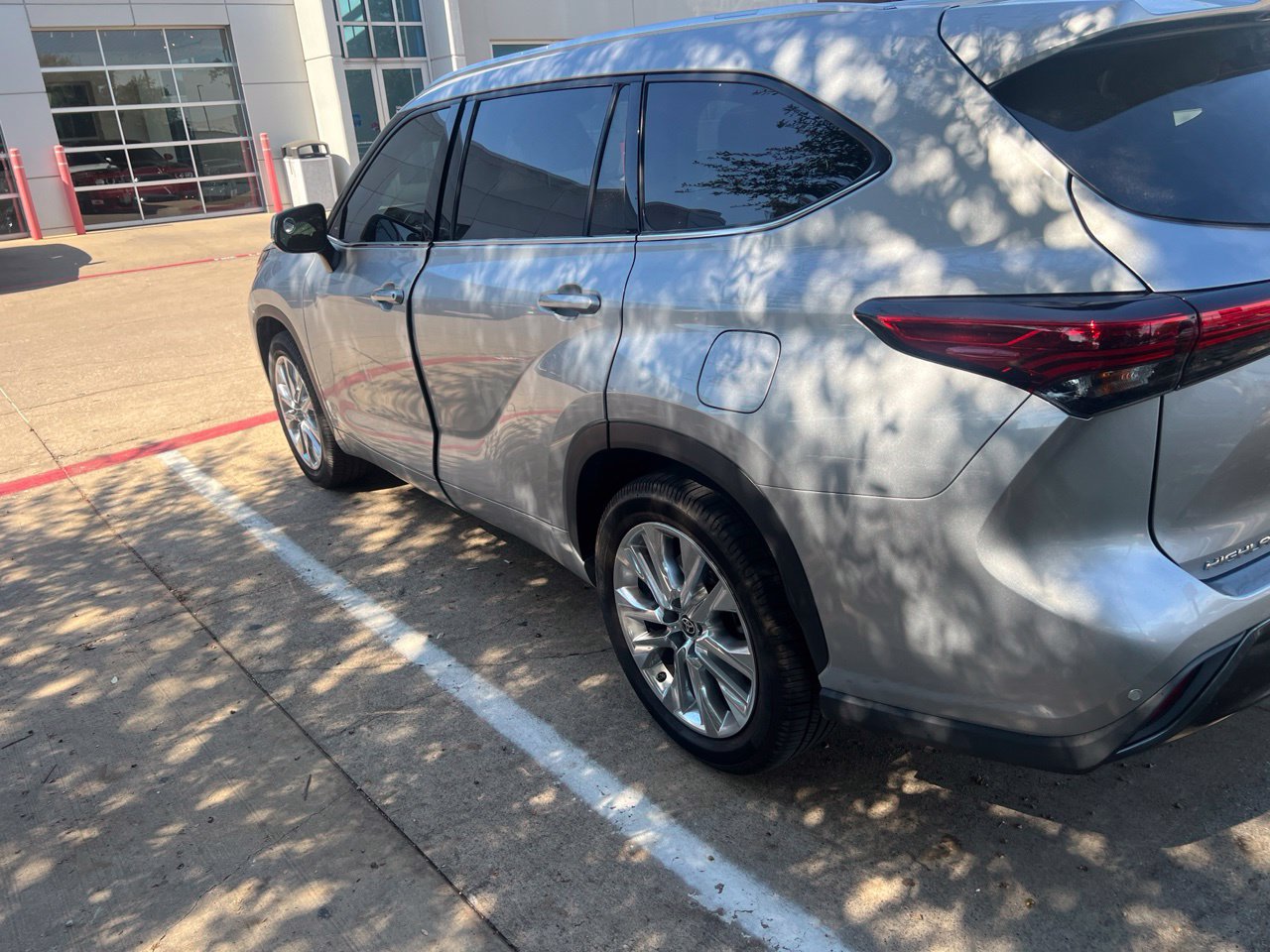 Used 2021 Toyota Highlander Limited FWD image 3