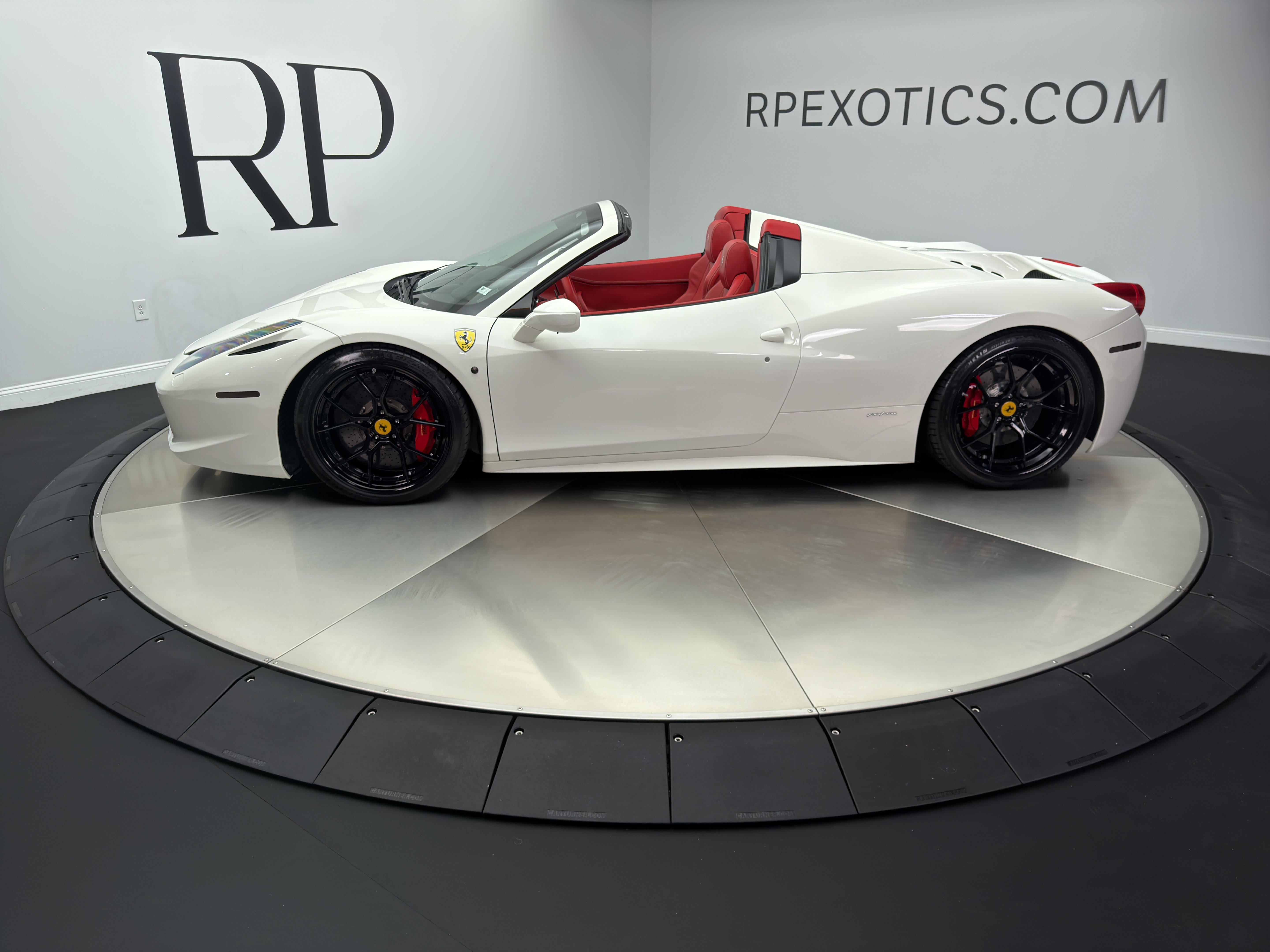 Used 2013 Ferrari 458 Spider RWD image 6