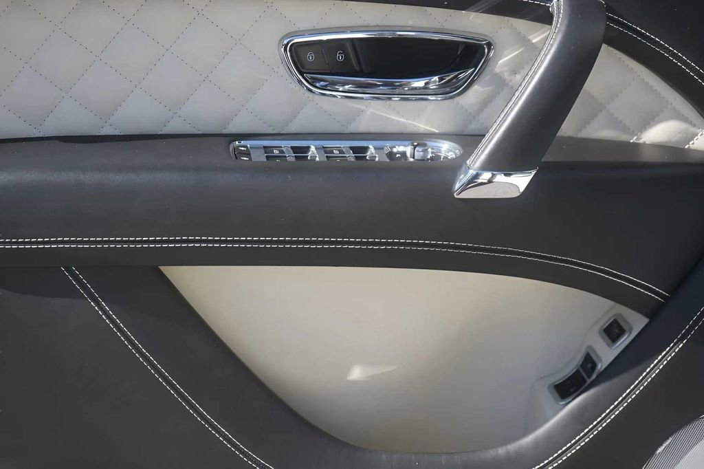 Used 2018 Bentley Bentayga image 25
