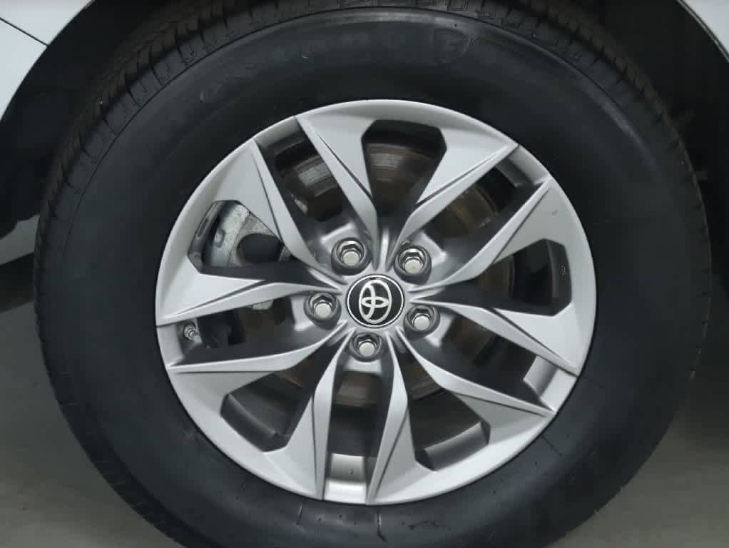 Used 2025 Toyota Sienna LE FWD image 12