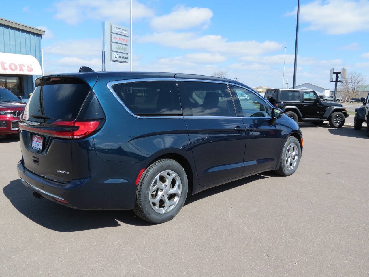 Used 2024 Chrysler Pacifica Limited w/ Trailer Tow Group FWD image 5