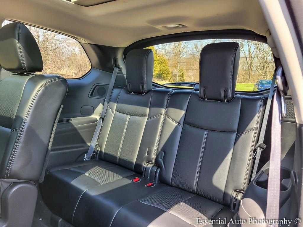 Used 2017 Nissan Pathfinder Platinum image 10