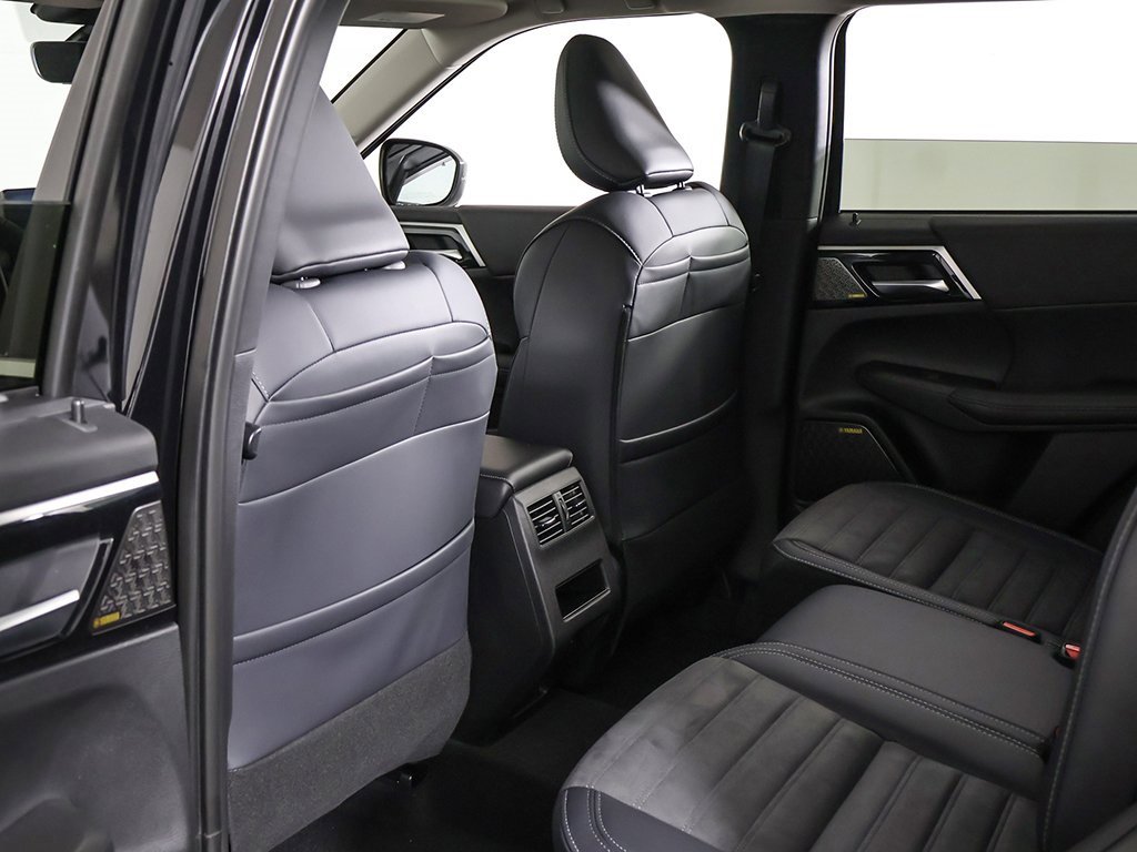 New 2025 Mitsubishi Outlander SE image 31