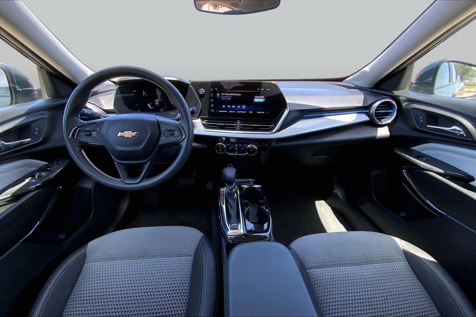 Used 2025 Chevrolet Trax LT FWD image 15
