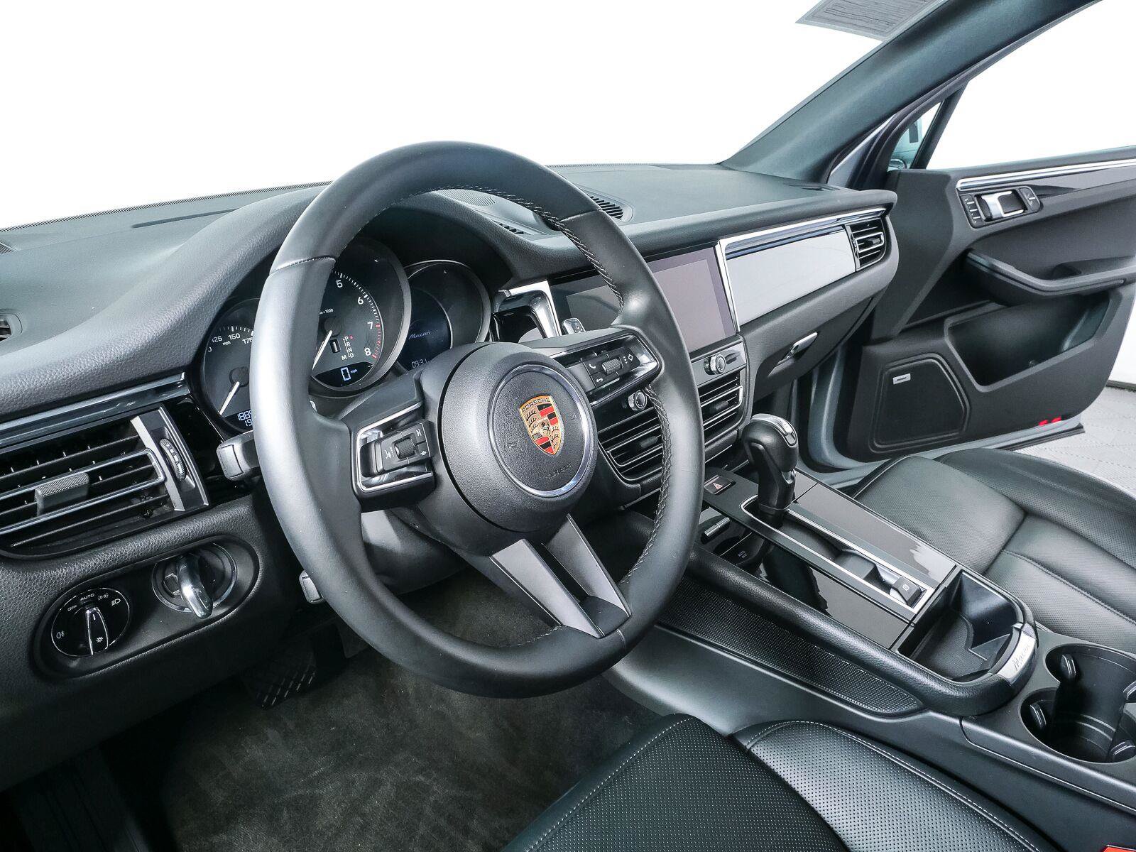 Certified 2025 Porsche Macan Turbo AWD/4WD image 4