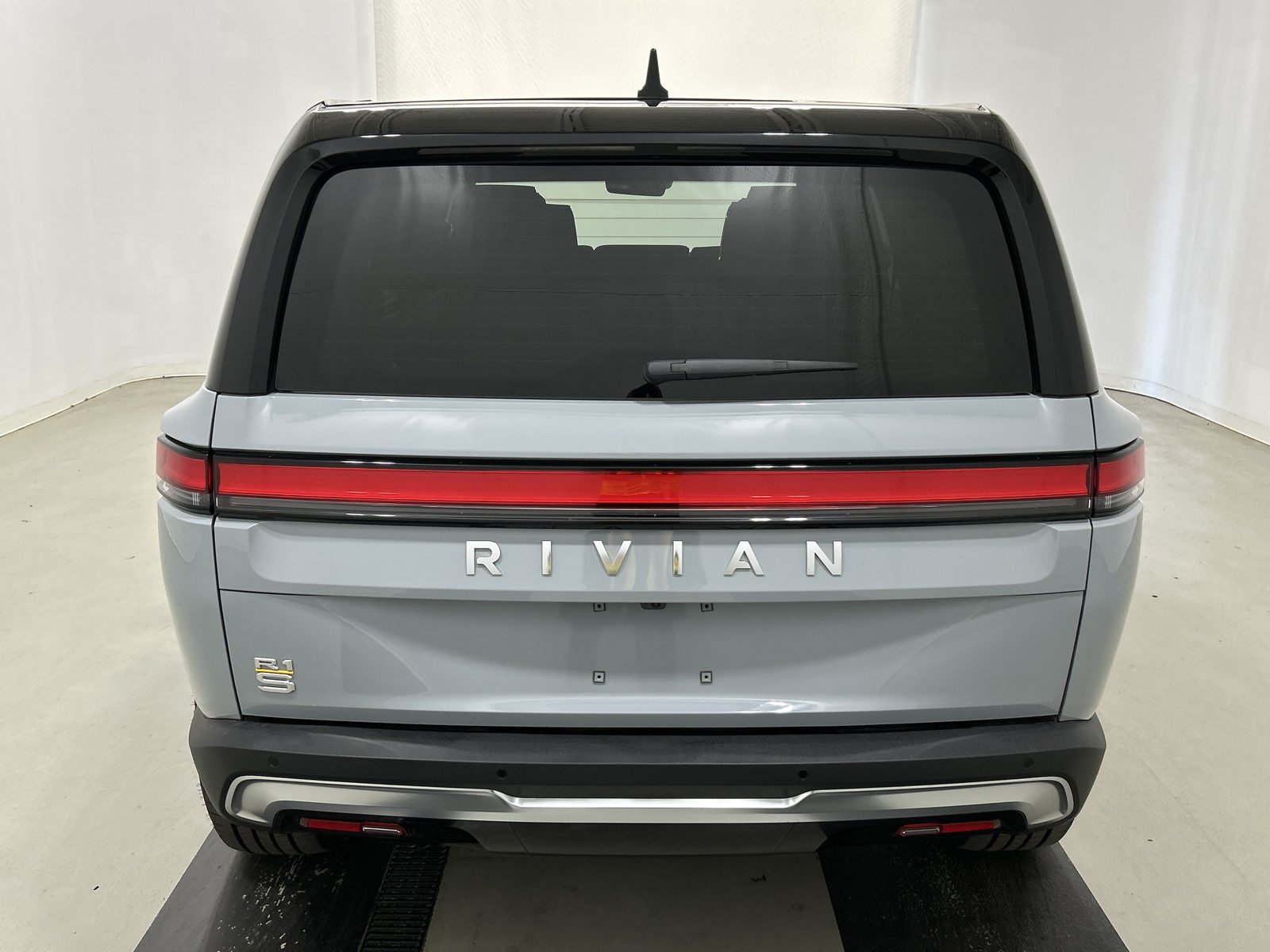 Used 2023 Rivian R1S Adventure Quad AWD/4WD image 4