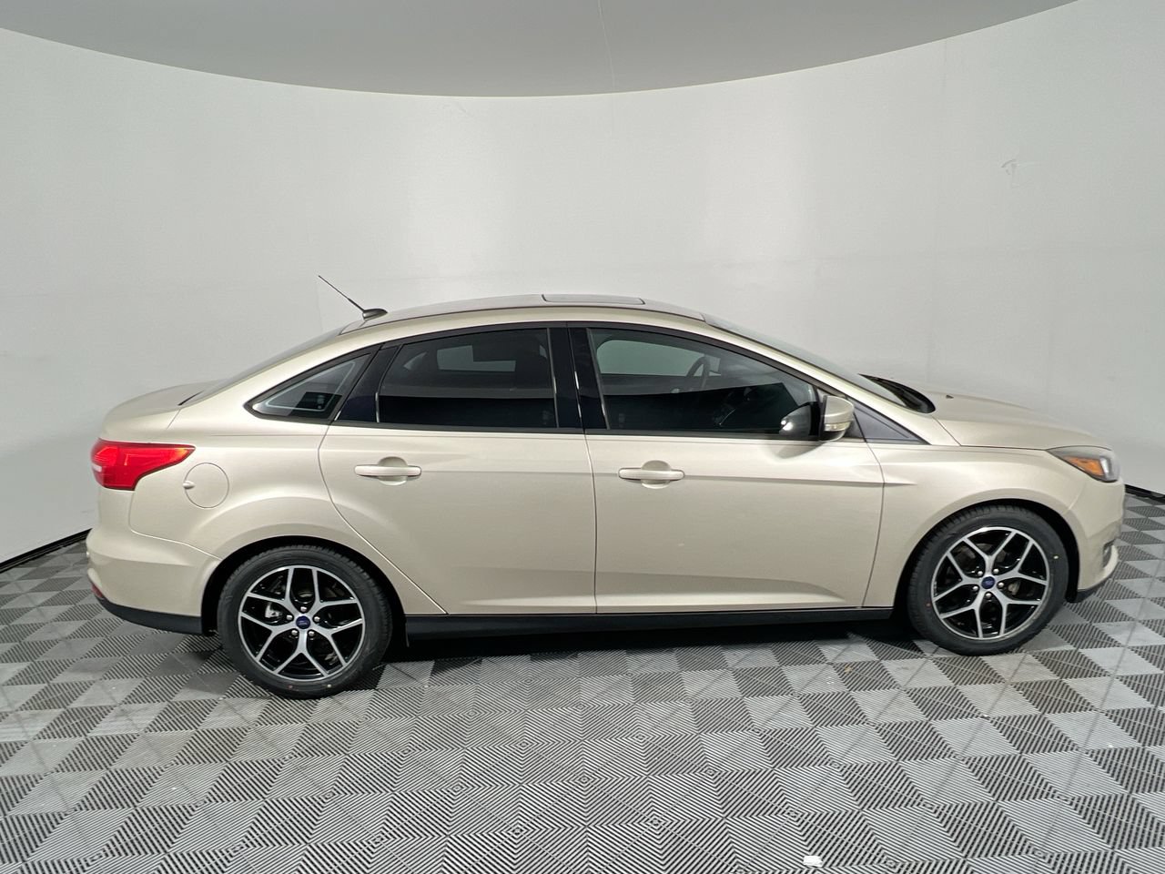 Used 2017 Ford Focus SEL FWD image 2