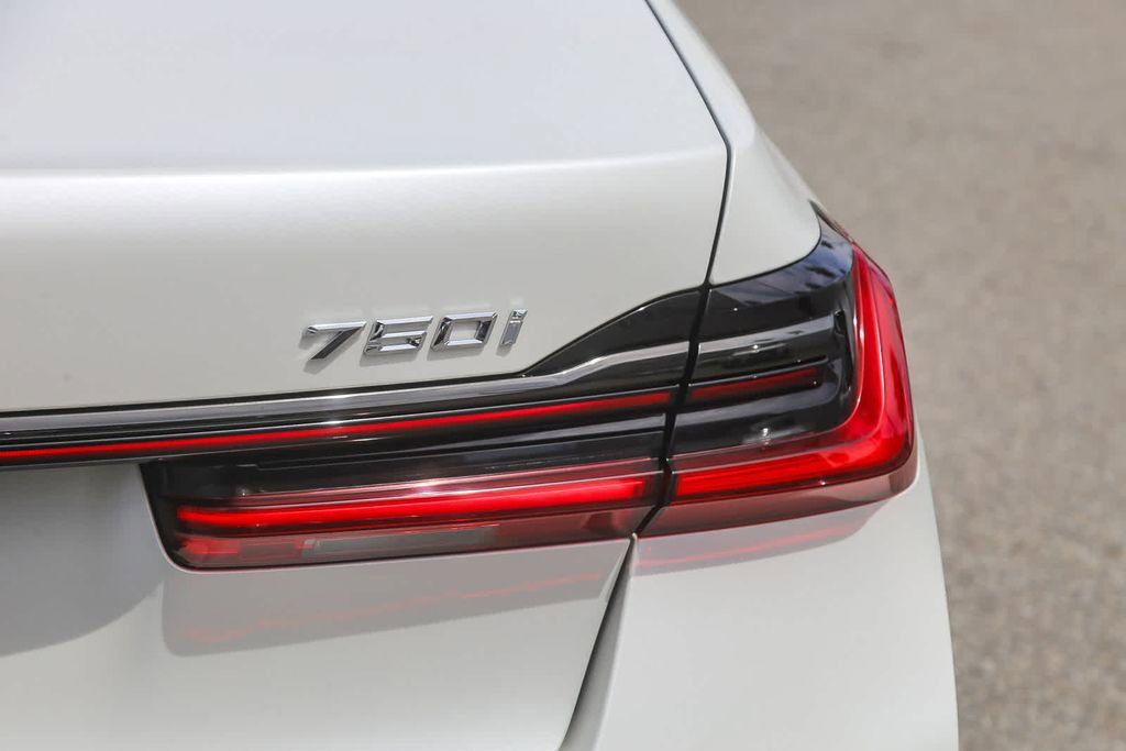 Certified 2022 BMW 750i xDrive w/ Autobahn Package image 7