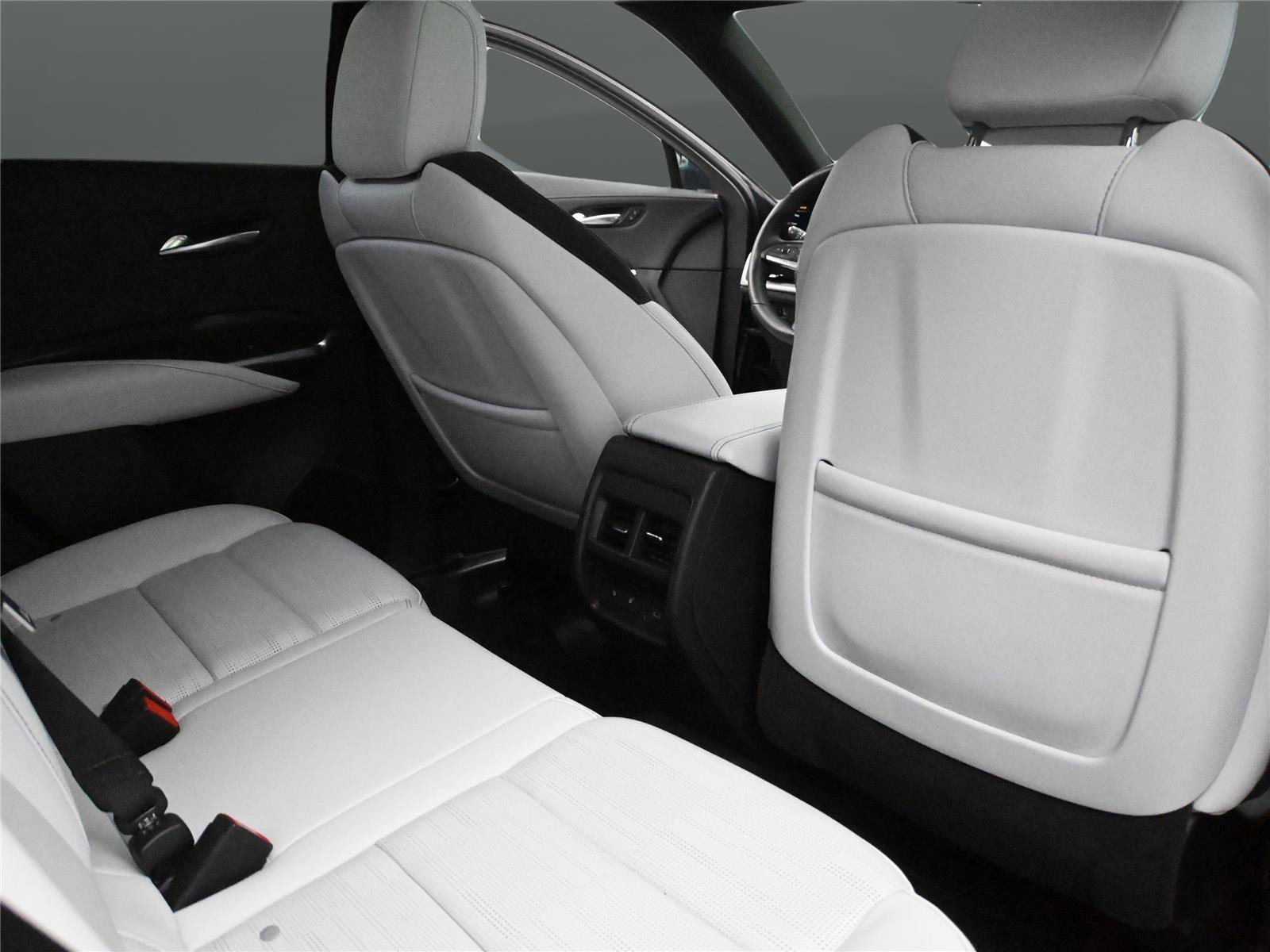 Used 2024 Cadillac XT4 Sport image 37