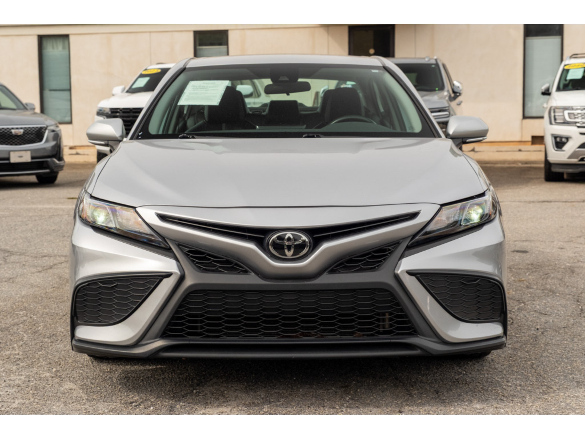 Used 2024 Toyota Camry SE FWD image 3
