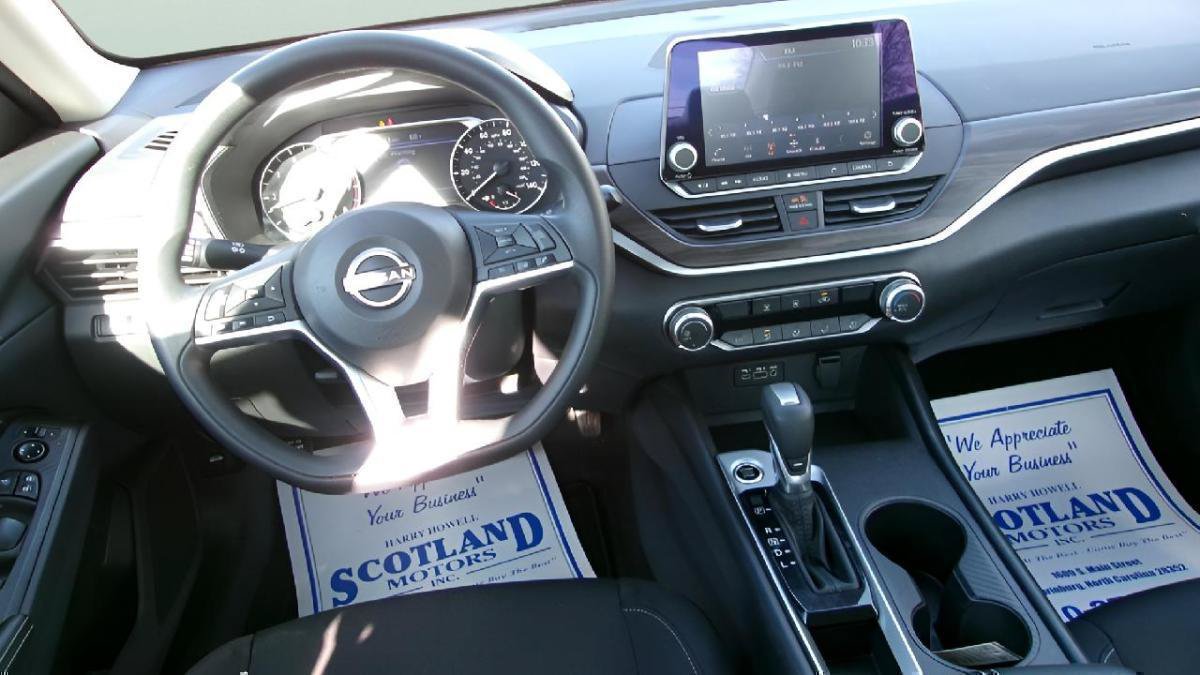 Used 2025 Nissan Altima 2.5 SV FWD image 11