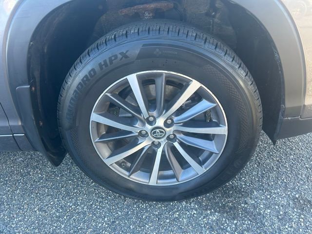 Used 2018 Toyota Highlander XLE AWD/4WD image 3