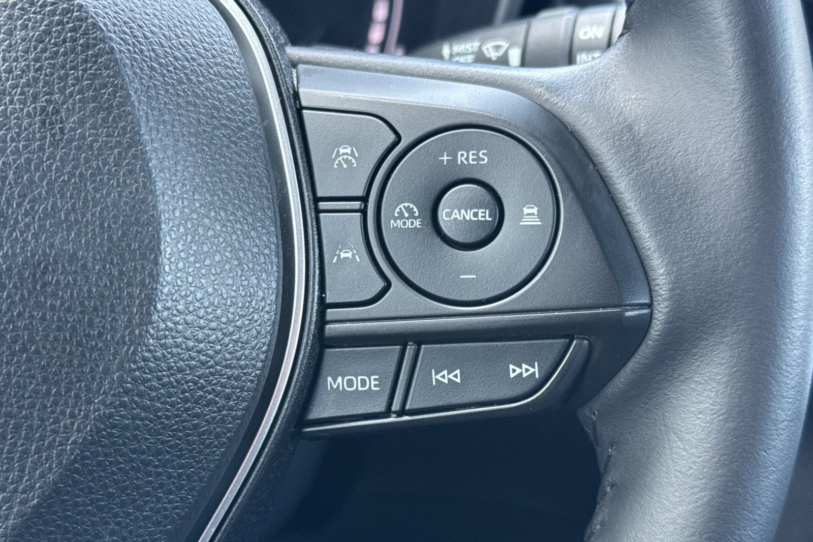 Used 2024 Toyota Corolla Cross AWD Hybrid w/ Convenience Package image 32