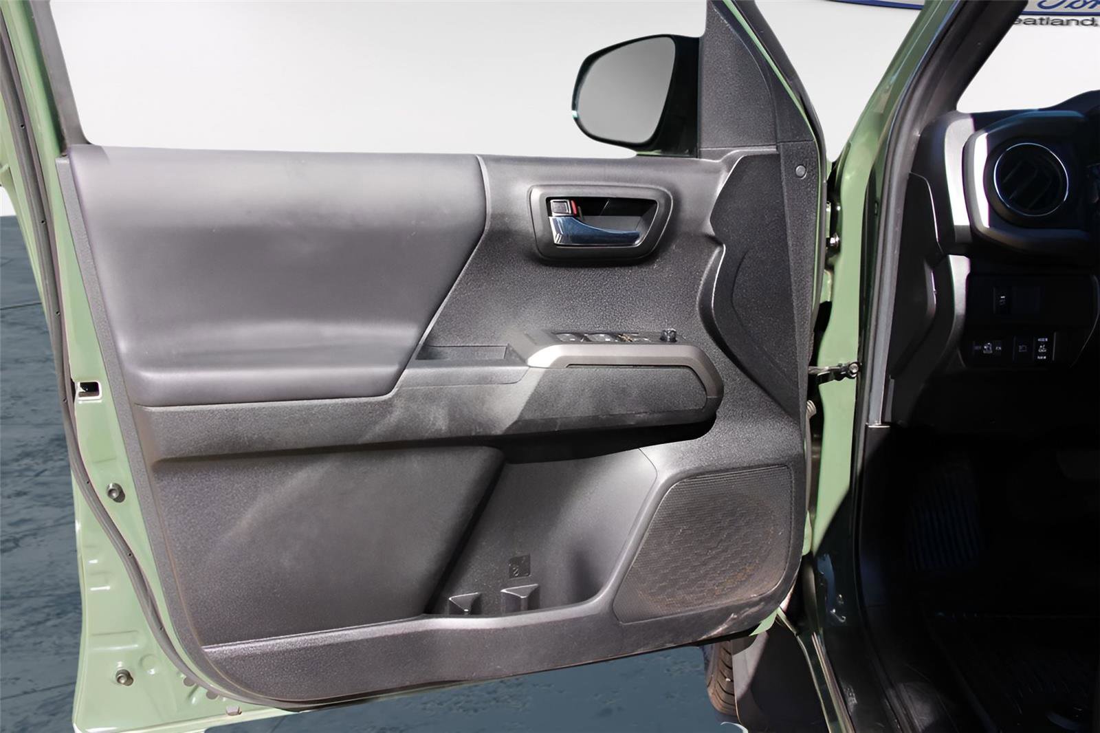 Used 2022 Toyota Tacoma TRD Sport w/ Technology Package image 12