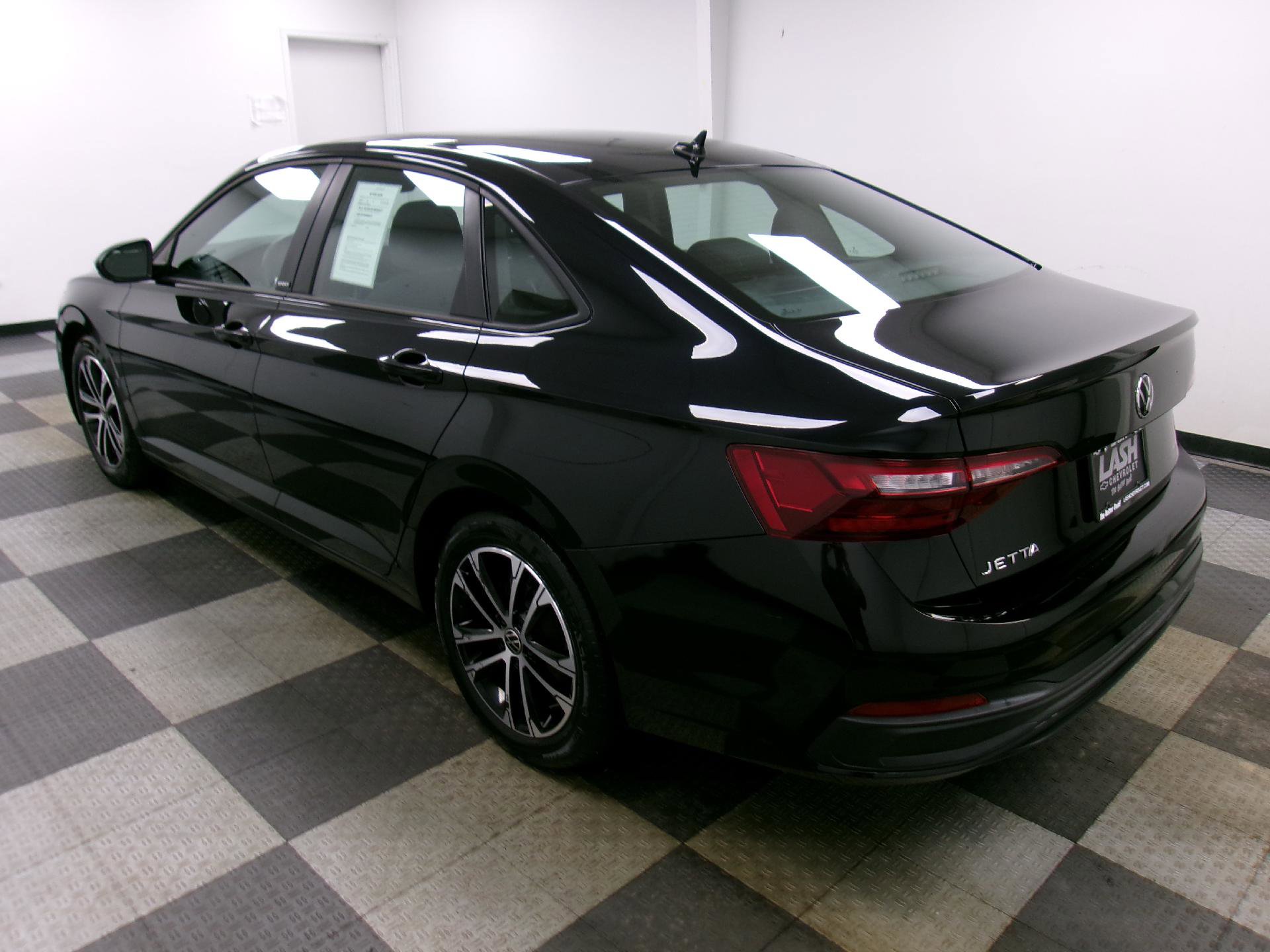 Used 2024 Volkswagen Jetta Sport image 2