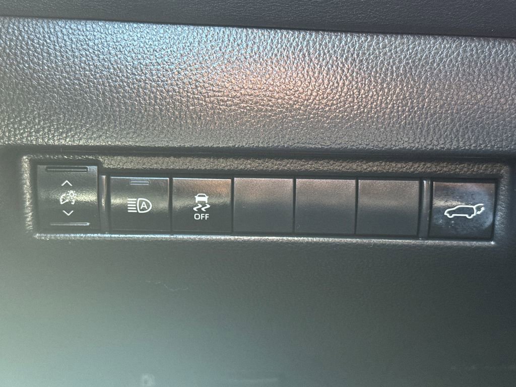 Used 2023 Toyota Venza LE AWD/4WD image 31
