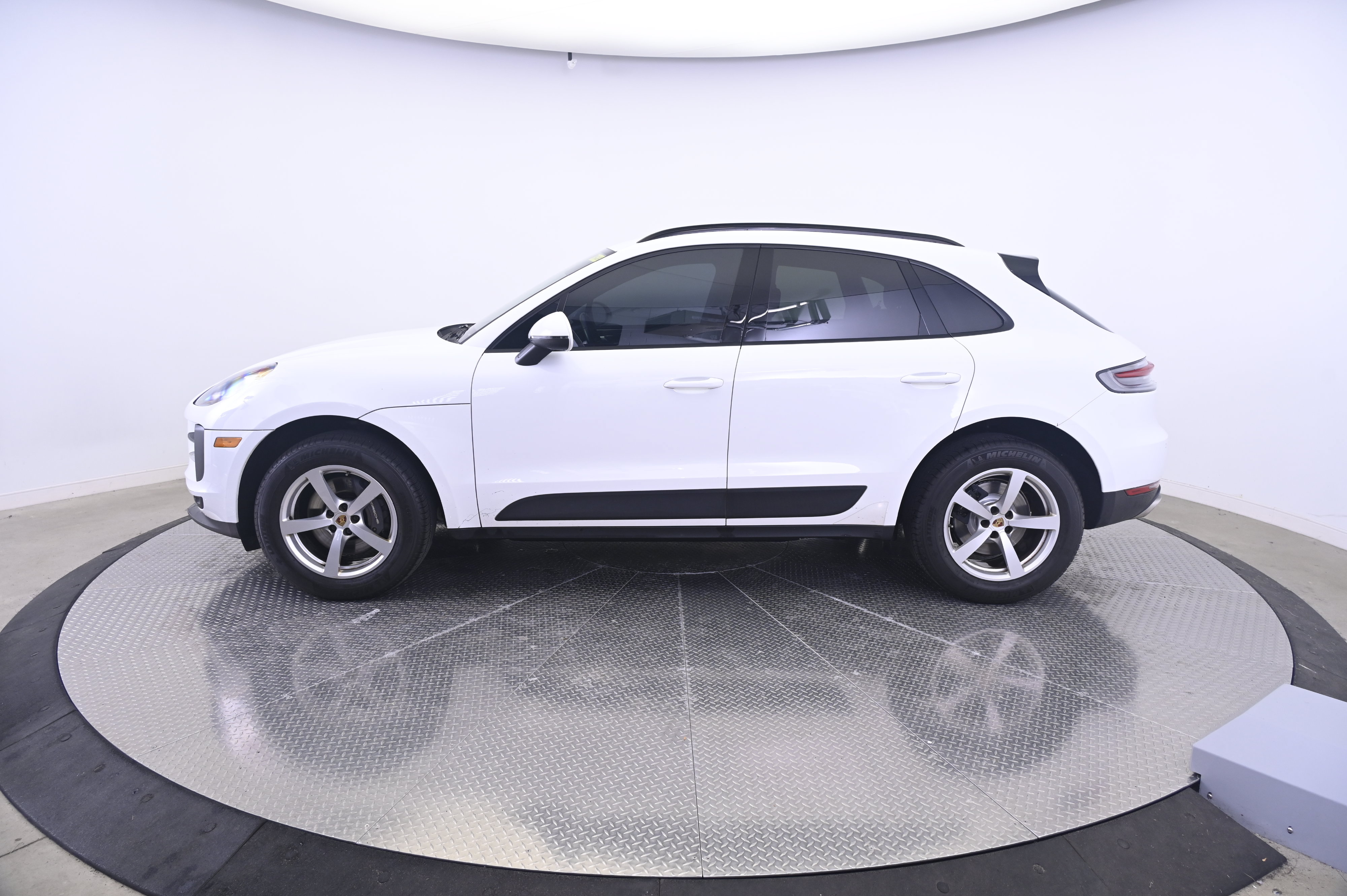 Used 2021 Porsche Macan AWD/4WD image 2